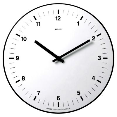Weiße Orario Wanduhr von Rexite mit schwarzen Zeigern und Ziffern für die Wand.